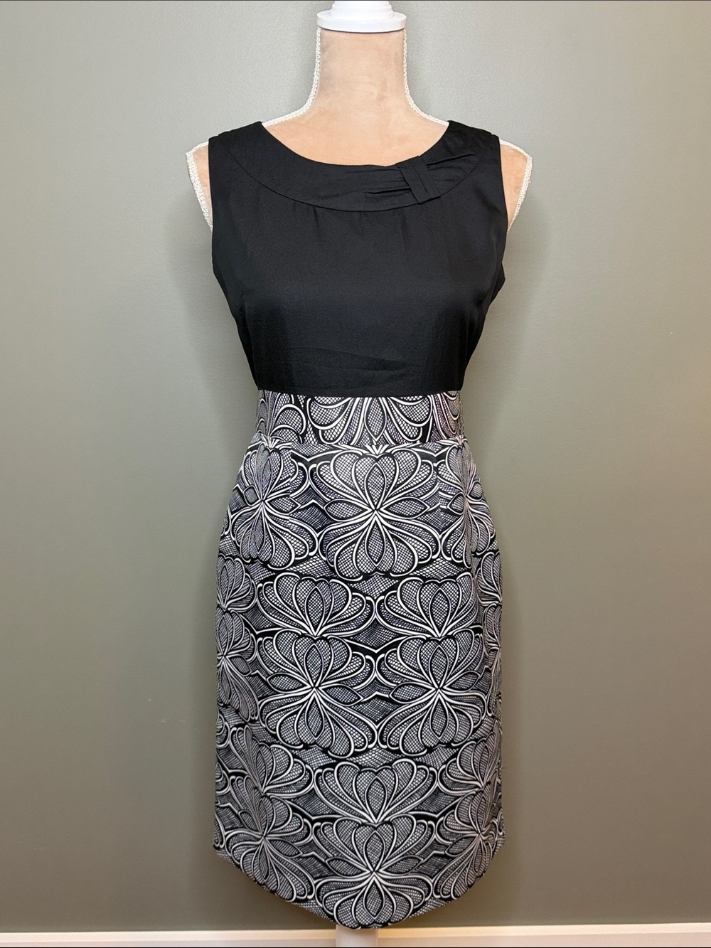 Banana Republic Black and White Sleeveless Sheath Dress Size 4